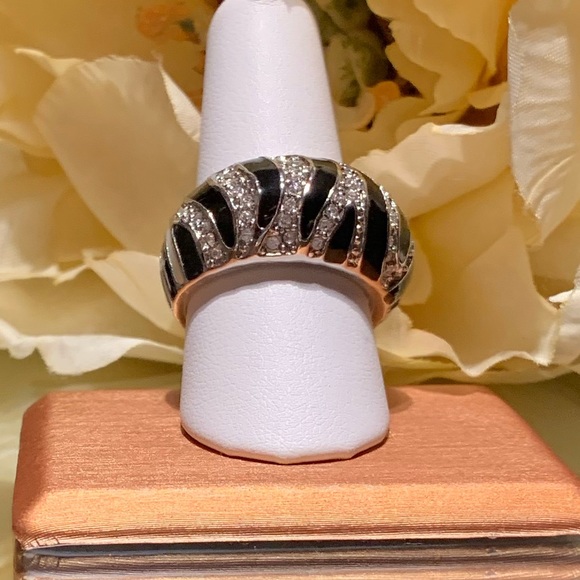 Like New: Zebra statement Ring - 8.5 - Picture 2 of 8